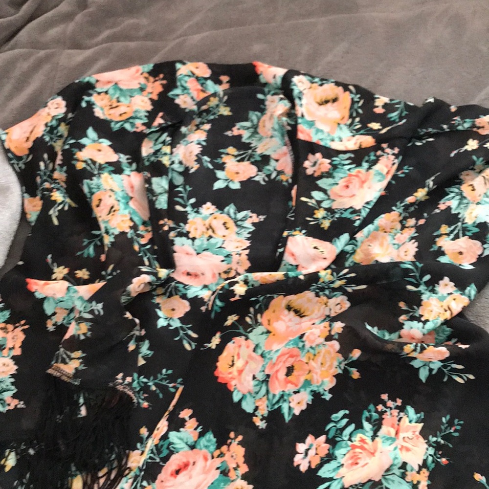 Cover up with roses on it. Shall
